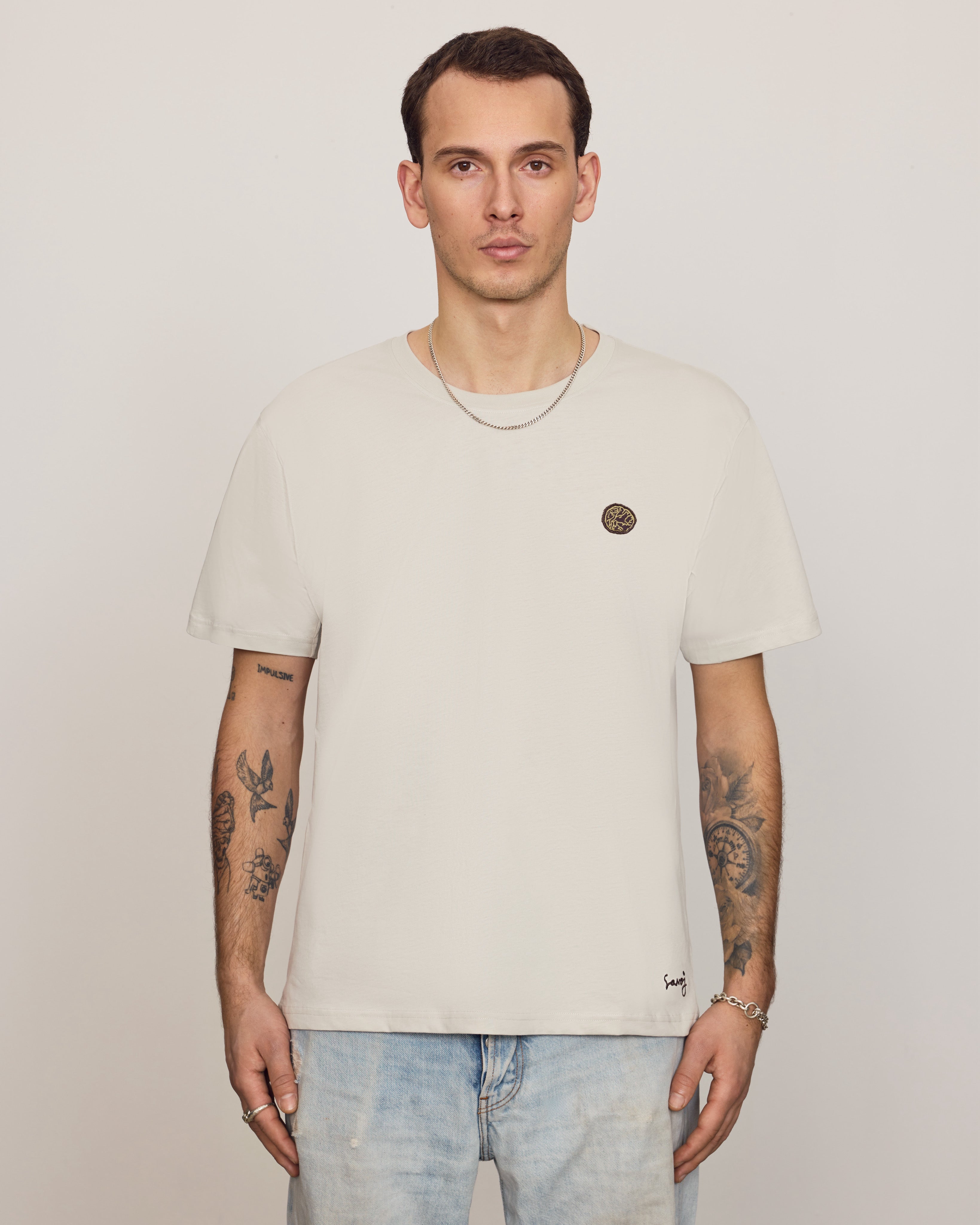 SAVOJ KNOT EMBLEM & SIGNATURE EMBROIDERY TEE - OATMILK WHITE